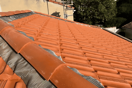 Pose d'un cloisoir ventilé par notre entreprise de couverture zinguerie à Avignon Pose d'un cloisoir ventilé par notre entreprise de couverture zinguerie à Avignon