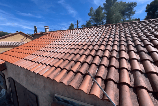 Démoussage d'une toiture à Avignon par notre équipe de couvreur dans le Vaucluse Démoussage d'une toiture à Avignon par notre équipe de couvreur dans le Vaucluse