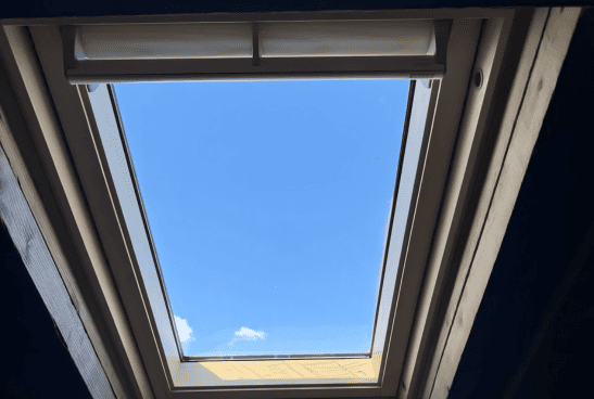 Pose de fenêtre de toit par notre équipe d'installateur de velux à Avignon Pose de fenêtre de toit par notre équipe d'installateur de velux à Avignon