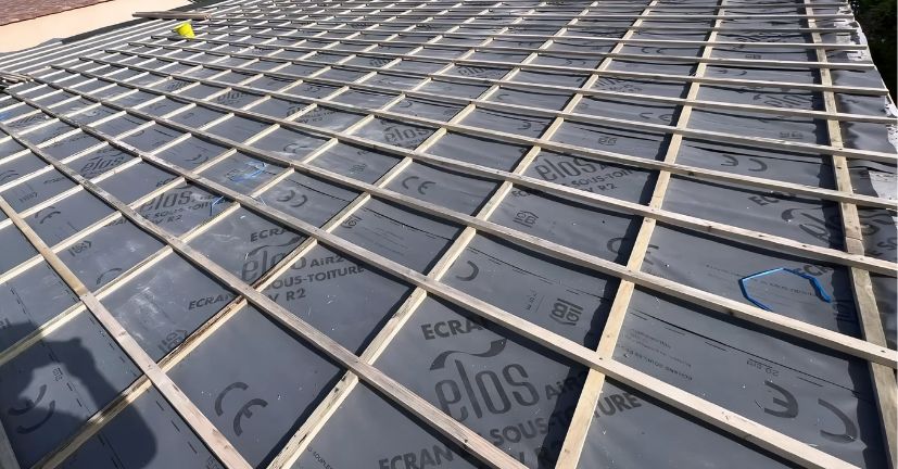 Installation de tuiles plates par un couvreur à Avignon