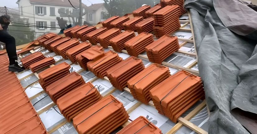 Installation de tuiles romanes par un couvreur à Avignon