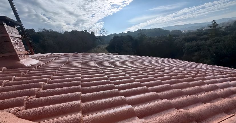 Installation de tuiles canal par un couvreur à Avignon