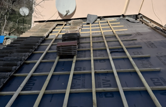 Réalisation de travaux de toiture par un couvreur à Apt