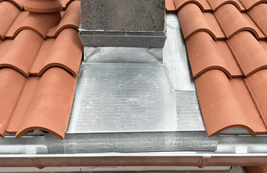 Réalisation de travaux de zinguerie par un couvreur zingueur à Apt